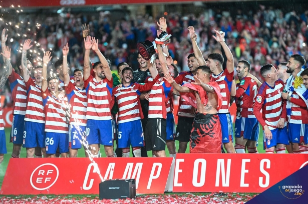 El Granada celebra su ascenso a Primera (BALDOMERO) 