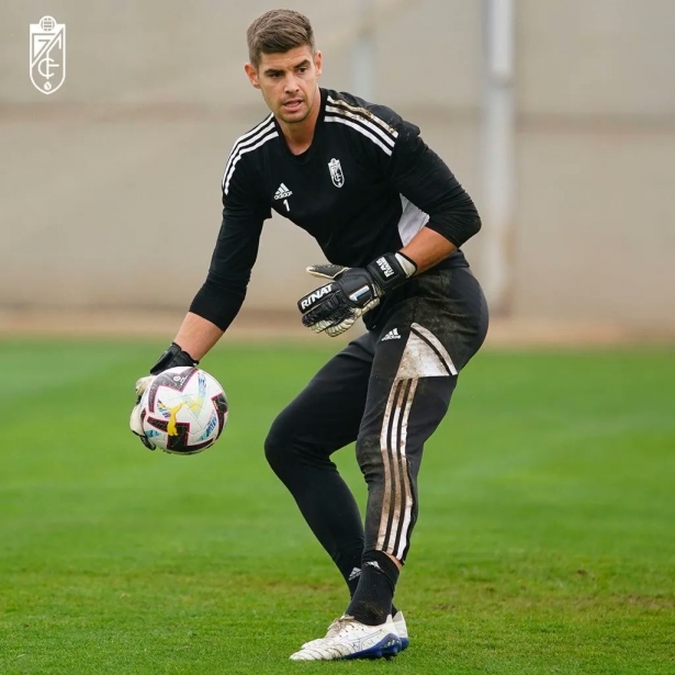 Raúl Fernández, cancerbero del Granada CF, durante un entrenamiento (GCF)