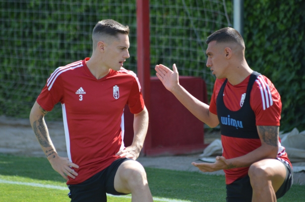Pol Lozano junto a Myrto Uzuni (GRANADA CF)