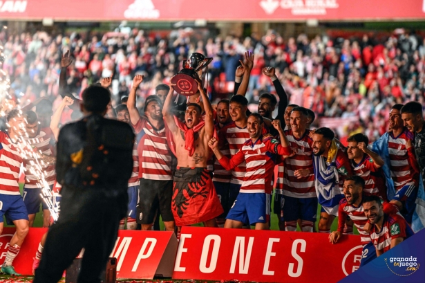 Uzuni levanta la copa de campeones de liga en `Los Cármenes` (JOSÉ M. BALDOMERO)