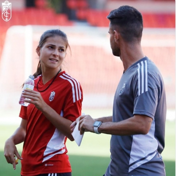 Roger Lamesa da instrucciones a Laura Pérez (GRANADA CF)