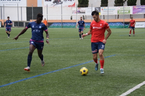 David Romero avanza ante Moha en el partido de semifinales (JOSÉ REQUENA)