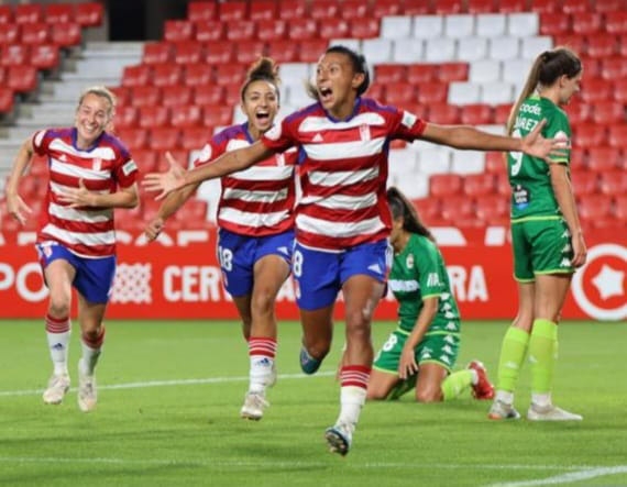 Pamela celebra el segundo gol del Granada CF Femenino (JOSÉ ANDRÉS FERNÁNDEZ)