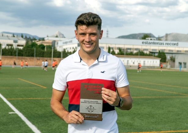 Jay posa con el  trofeo de máximo goleador de Primera Andaluza Sénior (JUAN HERNÁNDEZ)