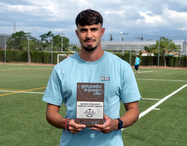 Tenorio posa con su trofeo de máximo goleador (J. PALMA)