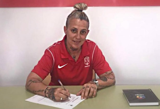 Alejandra Jiménez firma su contrato con el Cúllar Vega CF (CÚLLAR VEGA CF)