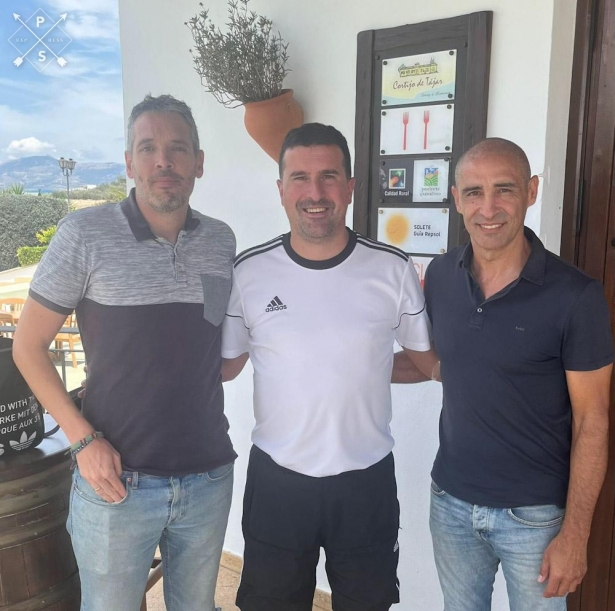 Luis Daza entre Jesule, entrenador, y Savid Buendía, segundo técnico