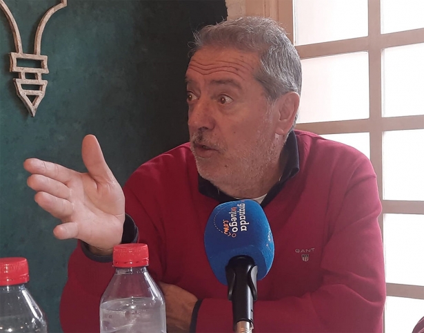 Félix Márquez, presidente del CD Huétor Vega, en una tertulia de la radio (GRJ)