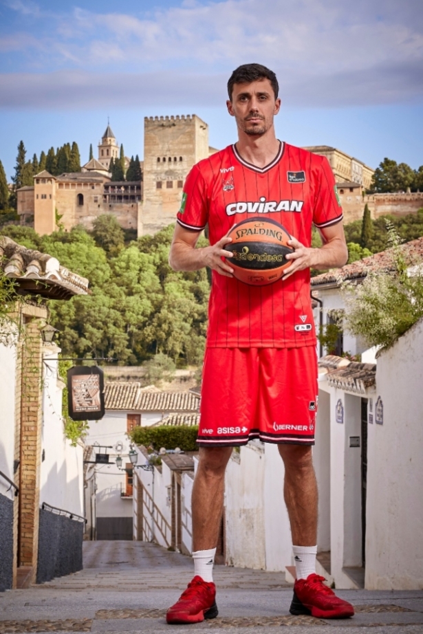 Primera equipación del Covirán Granada (FERMÍN RODRÍGUEZ / FUNDACIÓN CB GRANADA)