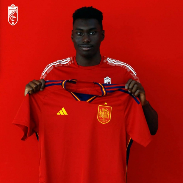 Samu con la camiseta de la selección española (GRANADA CF)