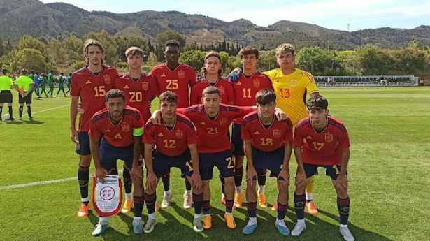 Samu, con el 25, en un partido con la  sub 19 (GRANADA CF)