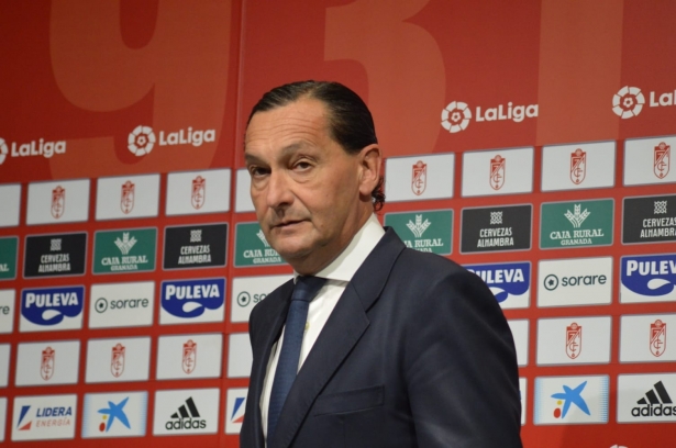 Alfredo García Amado, director general del Granada CF, a su llegada a la rueda de prensa (J. PALMA)