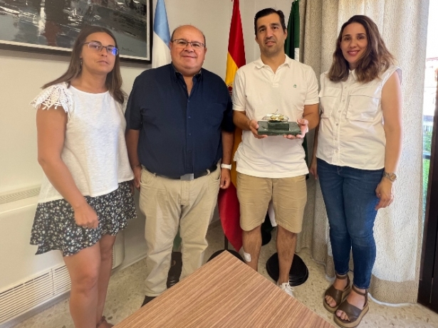 Pablo Pin recibe la cereza de oro 2023 (AYTO. GÜÉJAR SIERRA) 
