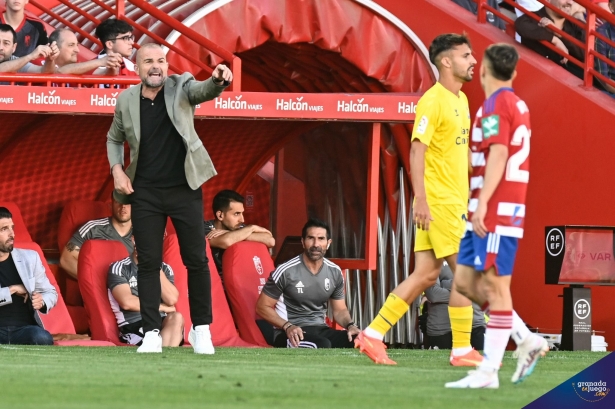 Paco López dando instrucciones durante un encuentro (BALDOMERO)