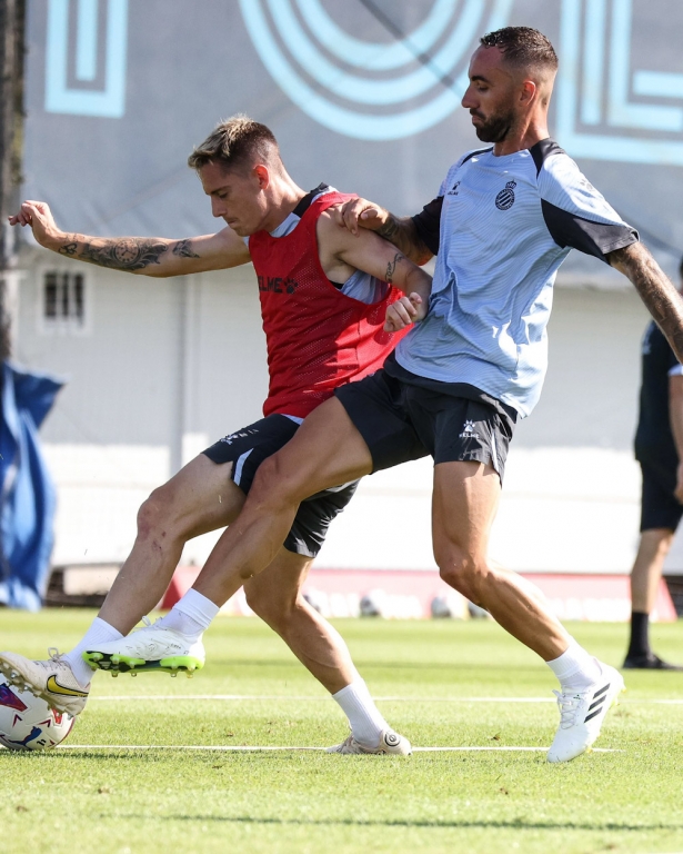 Pol Lozano y Sergi Darder pelean por el balón (RCD ESPANYOL)