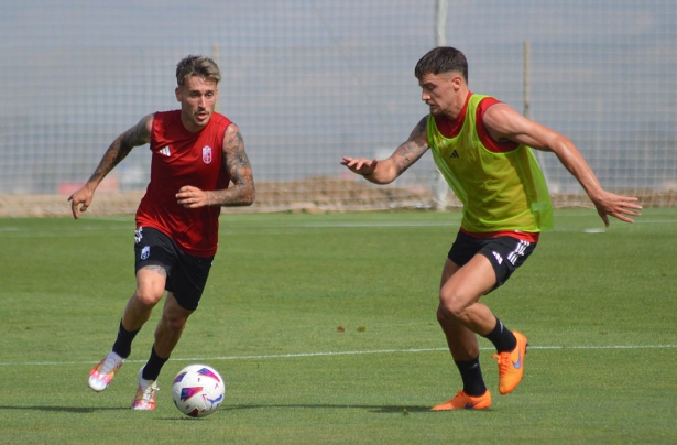 Ricard Sánchez en una acción del entrenamiento junto a Petrovic (J. PALMA)