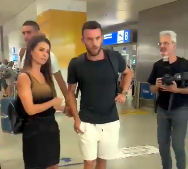 Quini a su llegada al aeropuerto griego (GAZZETA_GR)