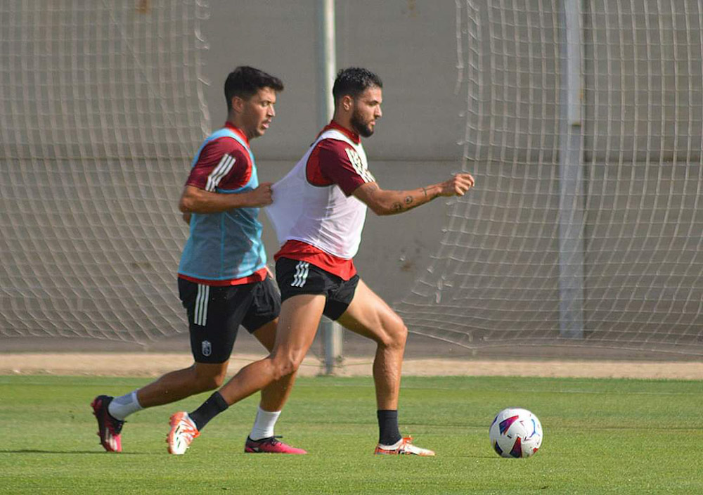 Antoñín en carrera junto a Meseger en el primer entrenamiento de pretemporada del Granada CF (J. PALMA) Antoñín en carrera junto a Meseger en el primer entrenamiento de pretemporada del Granada CF (J. PALMA)