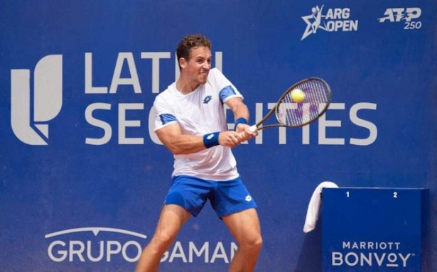 Roberto Carballés devolviendo un revés (ARGENTINA OPEN)