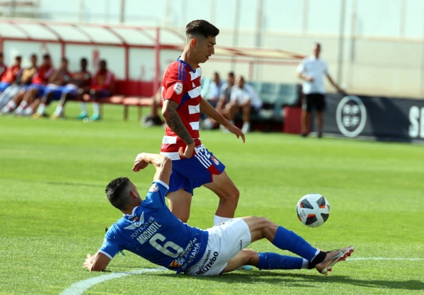 Una acción del encuentro del Recreativo Granada en la pasada temporada (JOSÉ ANDRÉS FERNÁNDEZ)