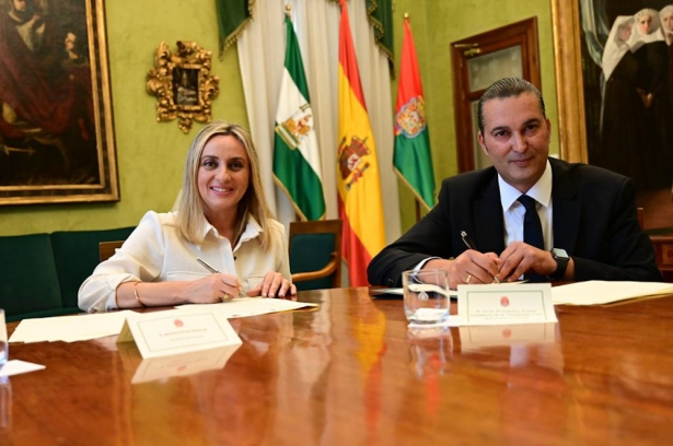 Marífrán Carazo y Óscar Fernández -Arenas han firmado el convenio (AYUNTAMIENTO DE GRANADA)