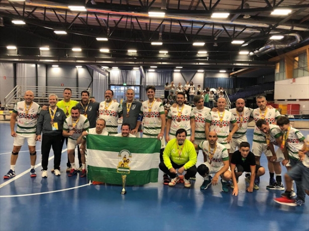 Los veteranos Granada con su medalla de bronce (BALONMANO VETERANOS)