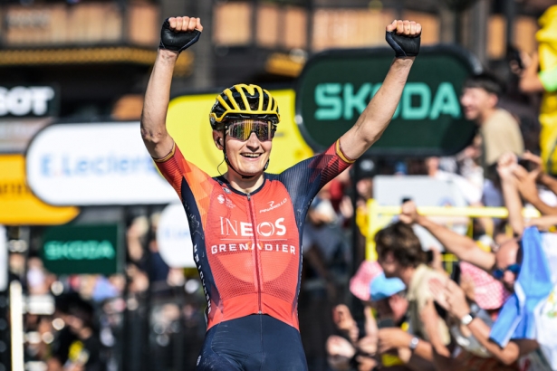 Carlos Rodríguez entra victorioso en meta (TOUR DE FRANCIA) 