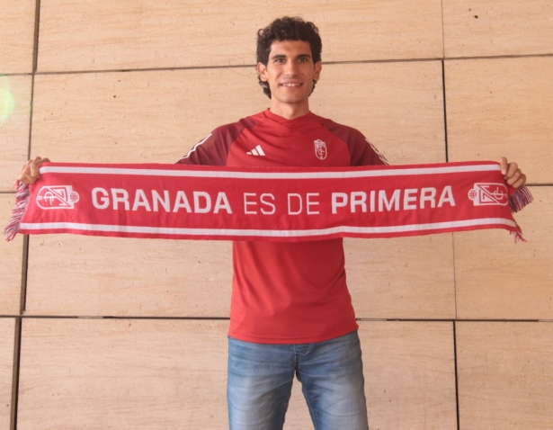 Jesús Vallejo a su llegada a Granada (GRANADA CF)