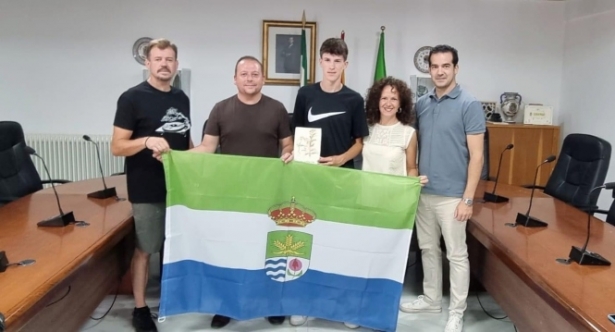 El futbolista Javi Bailón y su familia junto al alcalde de Cúllar Vega (AYTO. CÚLLAR VEGA)