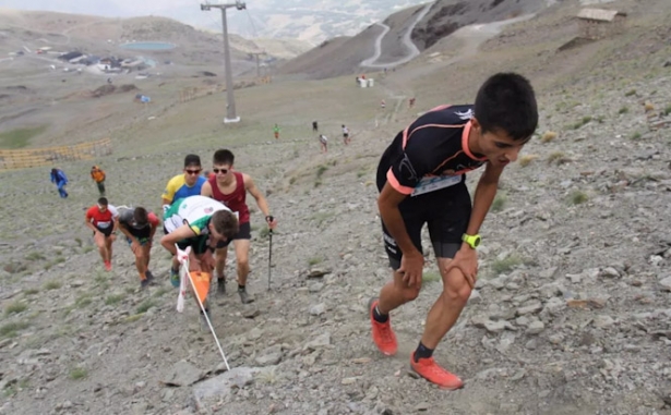 Corredores llegando a la meta, por encima de los 3.000 metros (CETURSA SIERRA NEVADA)
