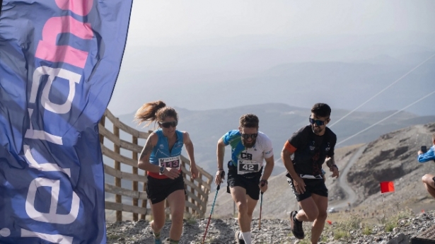 Tres corredores en la llegada a la meta (CETURSA SIERRA NEVADA)