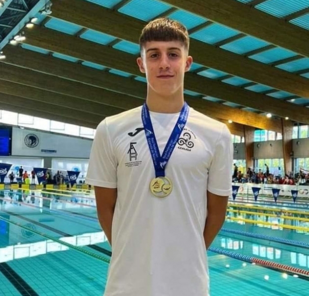 Hugo Molina posa con su medalla (AYTO. CÚLLAR VEGA)
