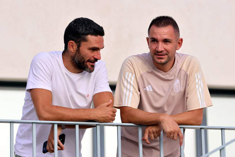 Jorge Molina junto a Antonio Hidalgo, utillero del cuerpo técnico, viendo un partido de pretemporada (JOSÉ ANDRÉS FERNÁNDEZ) Jorge Molina junto a Antonio Hidalgo, utillero del cuerpo técnico, viendo un partido de pretemporada (JOSÉ ANDRÉS FERNÁNDEZ)