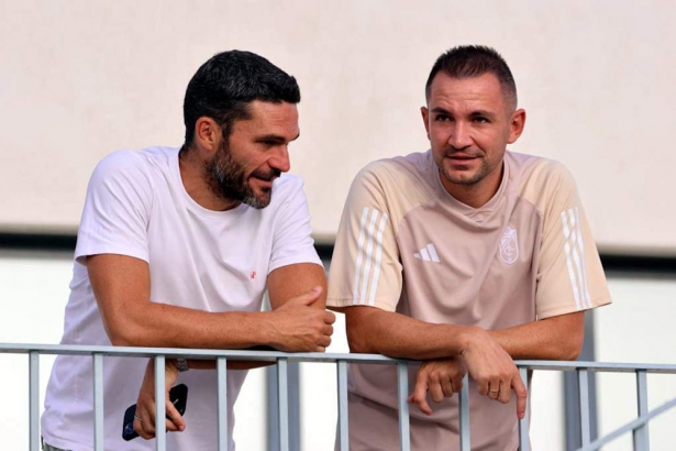 Jorge Molina junto a Antonio Hidalgo, utillero del cuerpo técnico, viendo un partido de pretemporada (JOSÉ ANDRÉS FERNÁNDEZ)