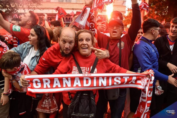 Los aficionados del Granada CF seguirán acompañando al equipo (JOSÉ M. BALDOMERO)