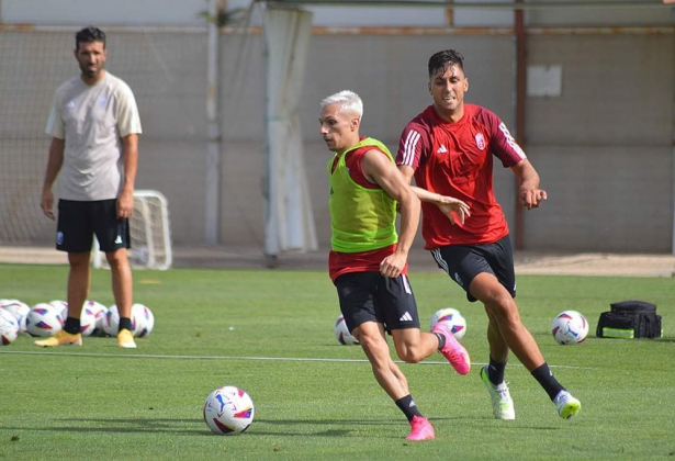 Raúl Torrente durante un entrenamiento del Granada CF (J. PALMA)