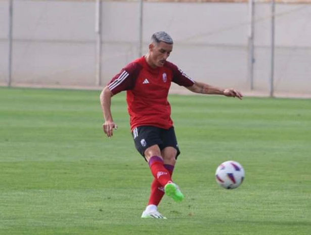 Callejón durante un entrenamiento del Granada CF (JOSÉ ANDRÉS FERNÁNDEZ)