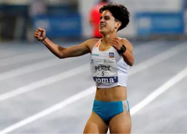 La atleta española María Pérez celebra su victoria en una prueba de 20 kilómetros marcha (@LALIGA4SPORTS - ARCHIVO)