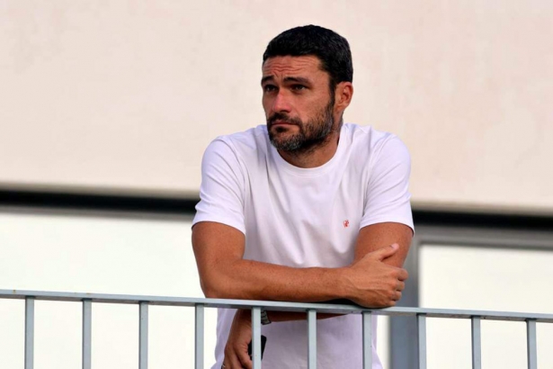 Jorge Molina presenciando el partido amistoso que jugó el Granada CF en la Ciudad Deportiva ante el CD San Fernando (JOSÉ ANDRÉS FERNÁNDEZ)