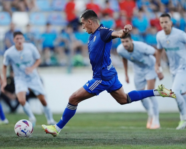 Uzuni lanza el penalti (GRANADA CF)