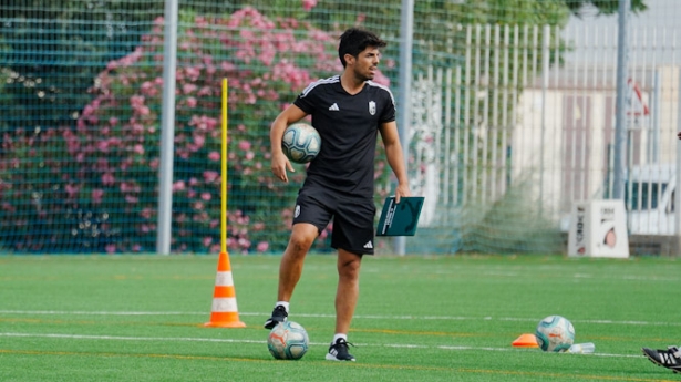 Adolfo Martínez dirige el entrenamiento (GRANADA CF)