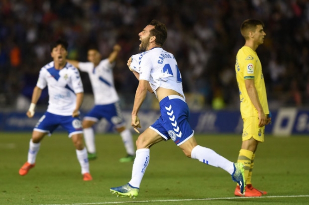 Carlos Ruiz celebra un gol con la camisetas del CD Tenerife (TWITTER CARLOS RUIZ)