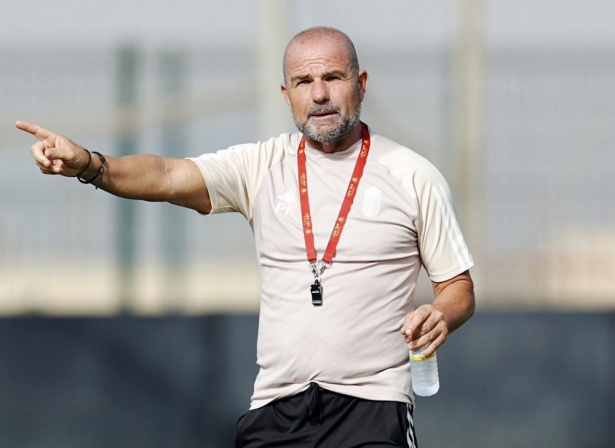 Paco López da instrucciones durante un entrenamiento (GRANADA CF)