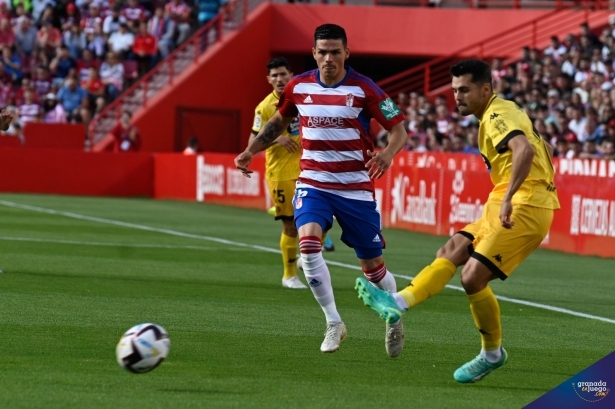 Jonathan Silva durante un partido con el Granada CF (JOSÉ M. BALDOMERO)