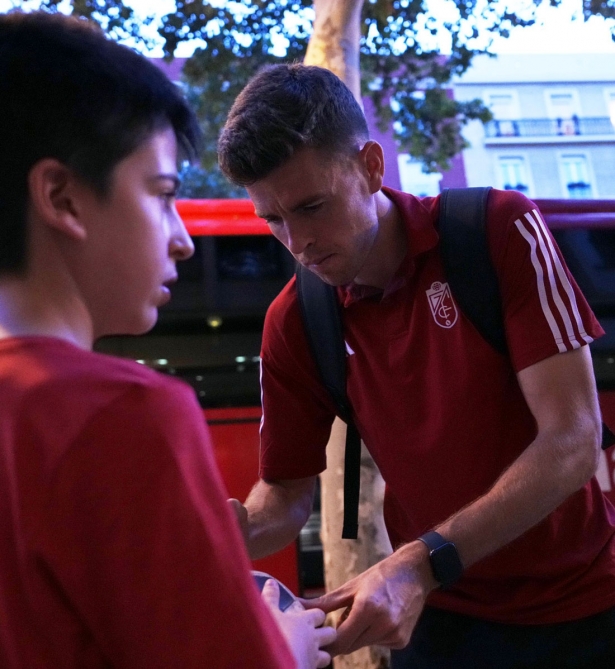 Gumbau, que puede jugar de salida, firma autógrafos en Madrid (GRANADA CF)