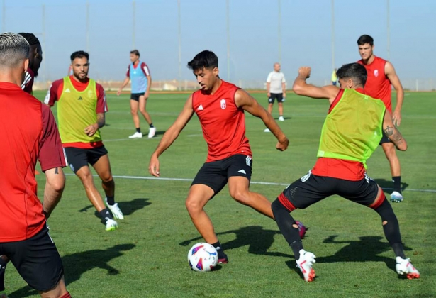 Meseguer con el balón en un entrenamiento de esta pretemporada (J. PALMA)
