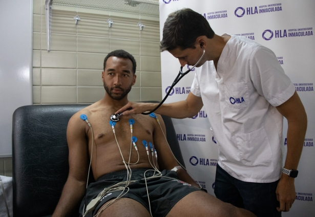 Kwan Cheatham pasa el reconocimiento médico (FERMÍN RODRÍGUEZ/ FUNDACIÓN CB GRANADA)