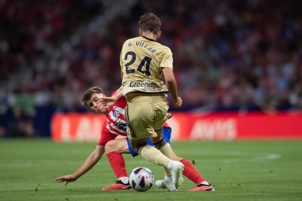 Gonzalo Villar encara a un jugador del Atlético de Madrid (LOF)