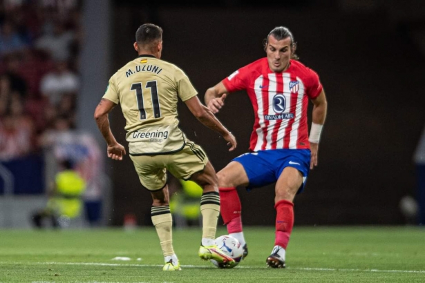 Uzuni pelea por el balón (LOF)