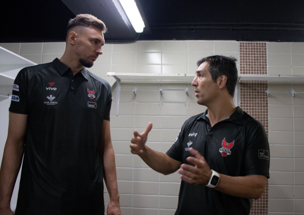 Pablo Pin junto a Evaldas Kairys (FERMÍN RODRÍGUEZ/FUNDACIÓN CB GRANADA)